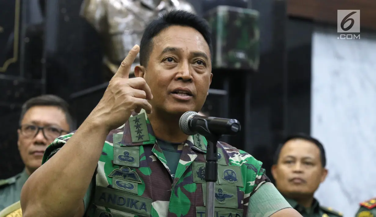 KSAD Jenderal TNI Andika Perkasa memberi keterangan pers terkait taruna Akademi Militer (Akmil) Enzo Zenz Allie di Mabes AD, Jakarta, Selasa (13/8/2019). Menurut Andika, Enzo berpegang teguh kepada Pancasila. (Liputan6 com/Angga Yuniar)