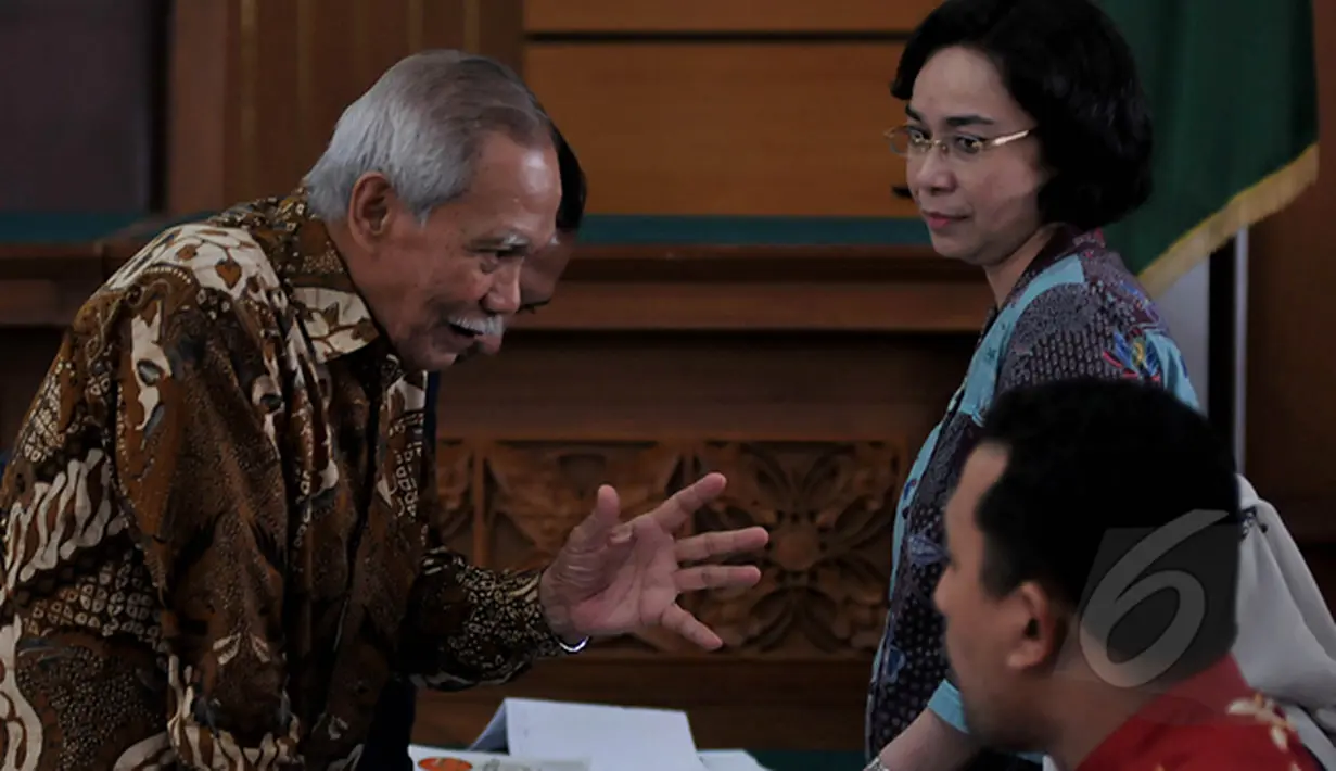 Pensiunan Jaksa Sekaligus Pengajar Diklat Kejaksaan, Atnan Talyaja mberdiskusi dengan Tim kuasa hukum  KPK usai menjalani praperadilan Budi Gunawan di Pengadilan Negri Jakarta Selatan, Jumat (13/2/2015). (Liputan6.com/Johan Tallo)