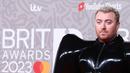 Penyanyi Inggris Sam Smith berpose pada karpet merah Brit Awards 2023 di London, Sabtu (11/2/2023). Sementara itu, Sam Smith turut masuk dua nominasi dalam acara Brit Awards 2023.  (Photo by ISABEL INFANTES / AFP)