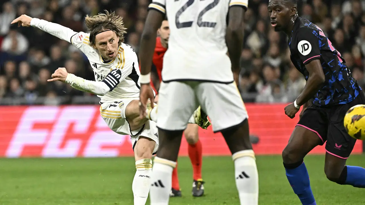 Foto: Lesatan Super Luka Modric saat Jebol Gawang Sevilla, Bawa Real Madrid Kukuh di Puncak Klasemen Liga Spanyol