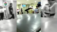Video aksi kekerasan seorang perempuan yang diduga istri seorang jenderal polisi menjadi viral di media sosial.