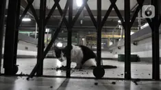 Suasana Pasar Cisalak yang ditutup sementara di Depok, Minggu (31/5/2020). Gugus Tugas Percepatan Penanganan Covid-19 Kota Depok menutup sementara Pasar Cisalak mulai 30 Mei hingga 1 Juni setelah empat orang pedagang dinyatakan positif Covid-19 berdasarkan hasil tes swab. (merdeka.com/Iqbal Nugroho)