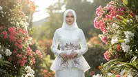 10 Model Gamis Putih Brokat dengan Aksen Batik Coklat Earthy Tone, Anggun dan Berkelas
