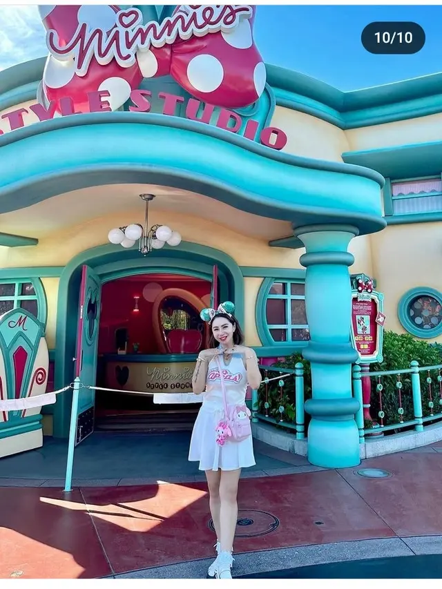 Femmy Permatasari berada di Disneyland Tokyo, Jepang bareng dua putrinya (Foto: instagram femmypermatasari)
