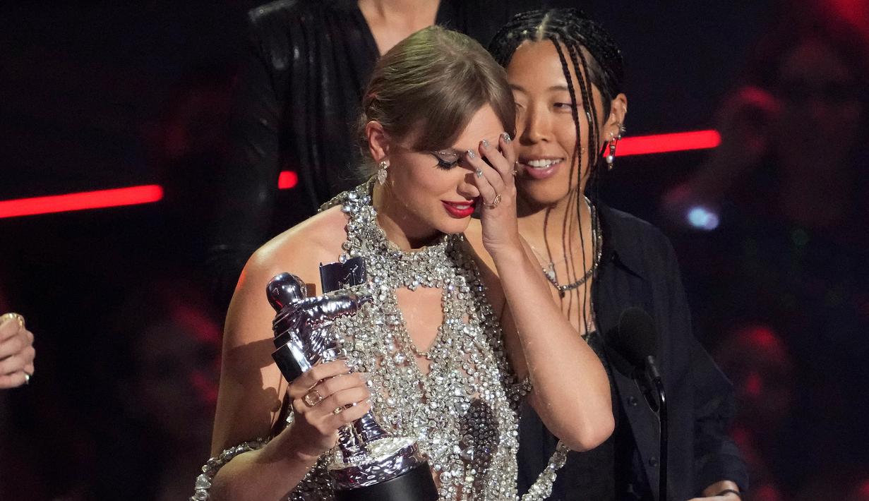 Taylor Swift menerima penghargaan pada ajang MTV Video Music Awards di Prudential Center, Newark, New Jersey, Amerika Serikat, 28 Agustus 2022. Taylor Swift memenangi penghargaan bergengsi 'Video of the Year' untuk All Too Well (10 Minute Version) (Taylor's Version). (Photo by Charles Sykes/Invision/AP)