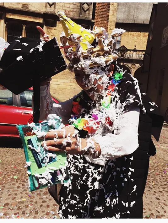 "This marks the end of 8 written exams... and my degree!!!! Trashed but beyond happy," tulis dalam akun Maudy Instagramnya yang menandai keberhasilannya lulus kuliah. (Instagram)