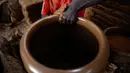 Pekerja membentuk pot tanah liat di sebuah bengkel tembikar di Khartoum, Sudan, Kamis (27/6/2019). Pot tanah liat tersebut nantinya akan dipajang untuk dijual. (AP Photo/Hussein Malla)