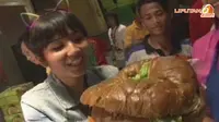 [VIDEO] Nikmatnya Burger Raksasa Buto Ijo