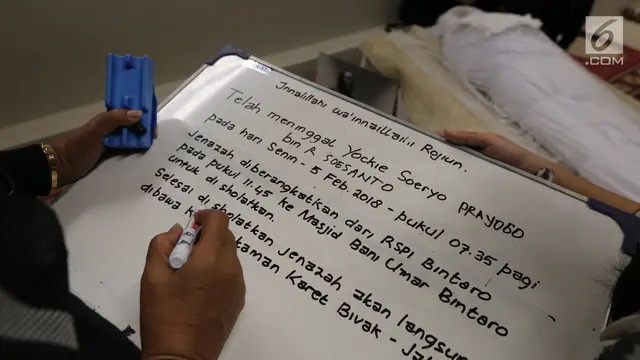 Kerabat dan Keluarga Salati Jenazah Yockie Suryo Prayogo