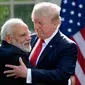 Perdana Menteri India Narendra Modi berpelukan dengan Presiden Donald Trump usai berpidato di Gedung Putih, Washington (26/6). Pertemuan itu membahas kemitraan strategis yang semakin erat antara AS dan India. (AP Photo/Susan Walsh)
