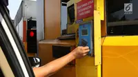 Pengendara melakukan transaksi nontunai menggunakan e-toll di gerbang tol ruas Tangerang, Banten, Rabu (17/7/2019). PT Jasa Marga (Persero) Tbk resmi menggandeng LinkAja untuk mendukung sistem penerapan transaksi nir sentuh atau Single Lane Free Flow (SLFF) di jalan tol. (Liputan6.com/Angga Yuniar)