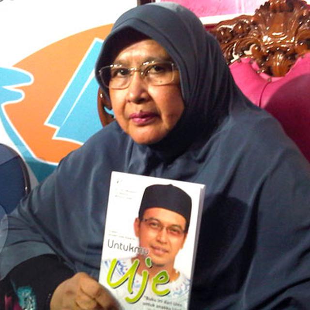 Buku Tentang Uje Ditulis Ibunda Hanya Tiga Hari Showbiz Liputan6 Com