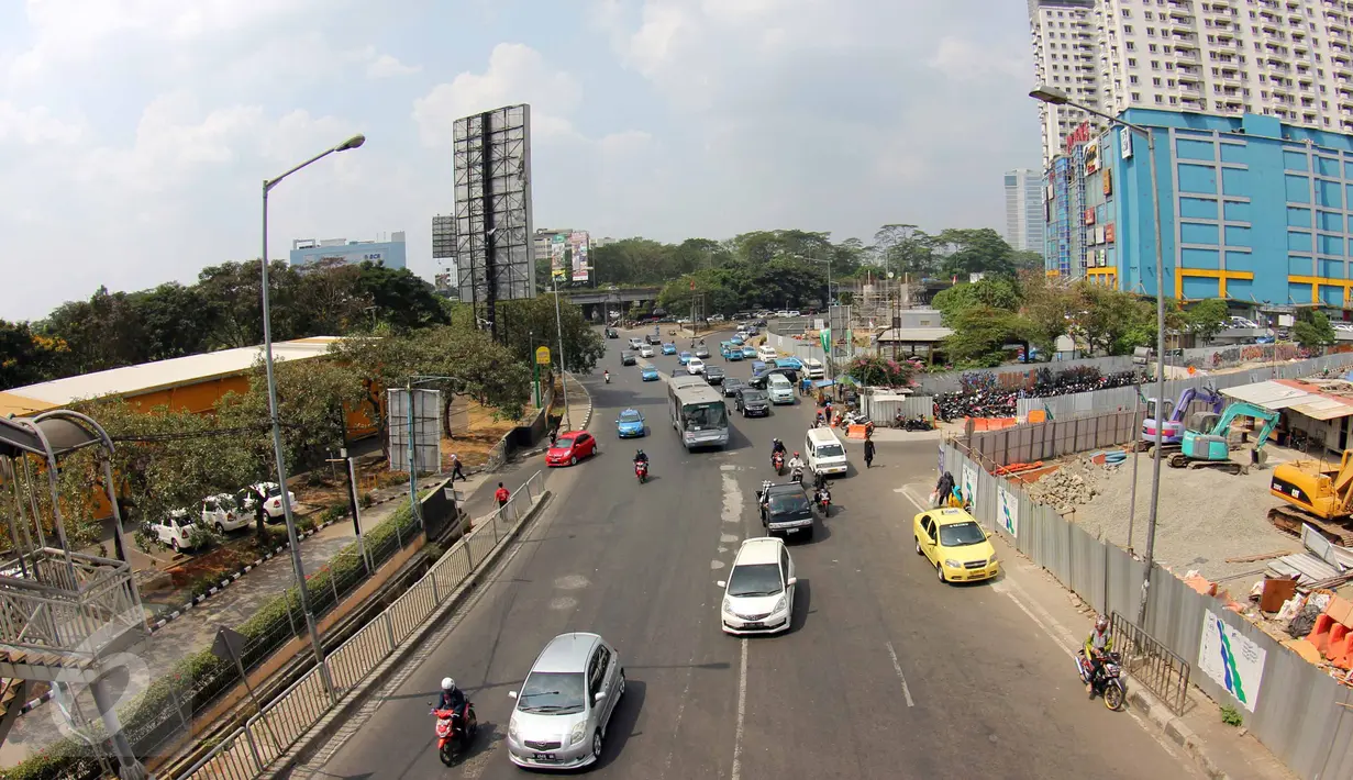 Sejumlah kendaraan melintasi kawasan Lebak Bulus, Jakarta, Kamis (23/7/2015). Kondisi jalan di Jakarta diprediksi akan normal pada 27 Juli mendatang pasca cuti bersama libur Lebaran selesai. (Liputan6.com/Helmi Afandi)