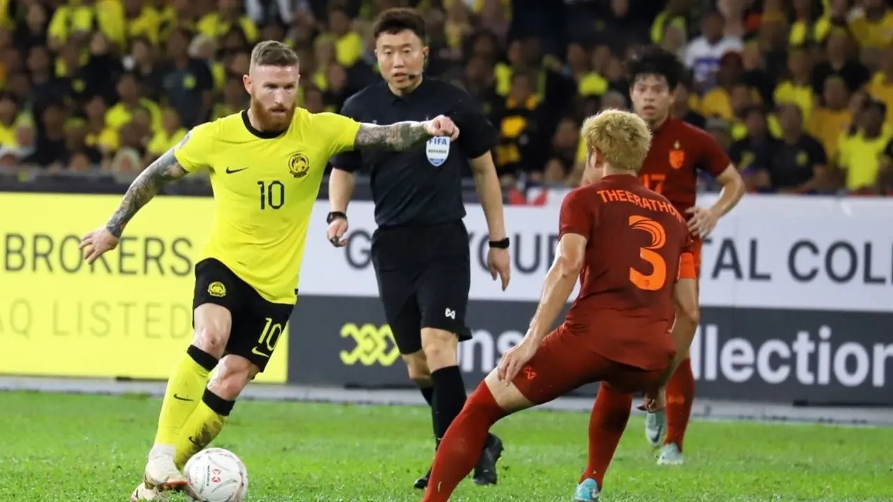 Gelandang Timnas Malaysia Lee Tuck melawan gelandang Timnas Thailand, Theerathon Bunmathan