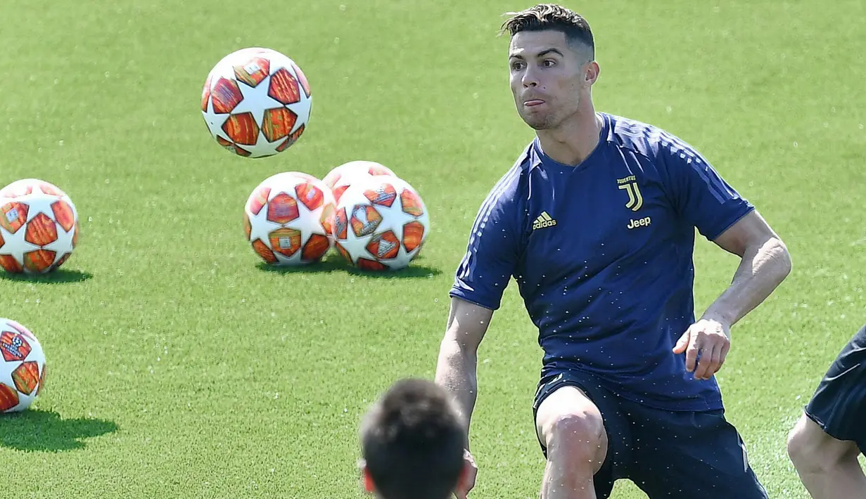 Striker Juventus, Cristiano Ronaldo, melakukan sesi latihan jelang laga Liga Champions di Turin, Selasa (9/4). Juventus akan berhadapan dengan Ajax Amsterdam. (AP/Alessandro Di Marco)