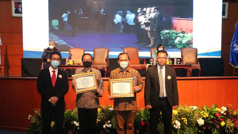 Rektor Unika Atma Jaya (dua dari kiri) menerima penghargaan dalam ketegori Perguruan Tinggi Swasta Dengan Persentase Jabatan Akademik dan Sertifikat Pendidik Dosen Terbanyak Kategori Universitas Tingkat LLDikti Wilayah III