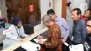 Tiga pimpinan KPK periode 2015–2019, Agus Rahardjo, Laode M Syarif dan Saut Situmorang bersama Koalisi Masyarakat Sipil Antikorupsi mendaftarkan pengajuan judicial review UU Nomor 19 Tahun 2019 tentang KPK di Gedung Mahkamah Konstitusi, Jakarta, Rabu (20/11/2019). (Liputan6.com/Helmi Fithriansyah)