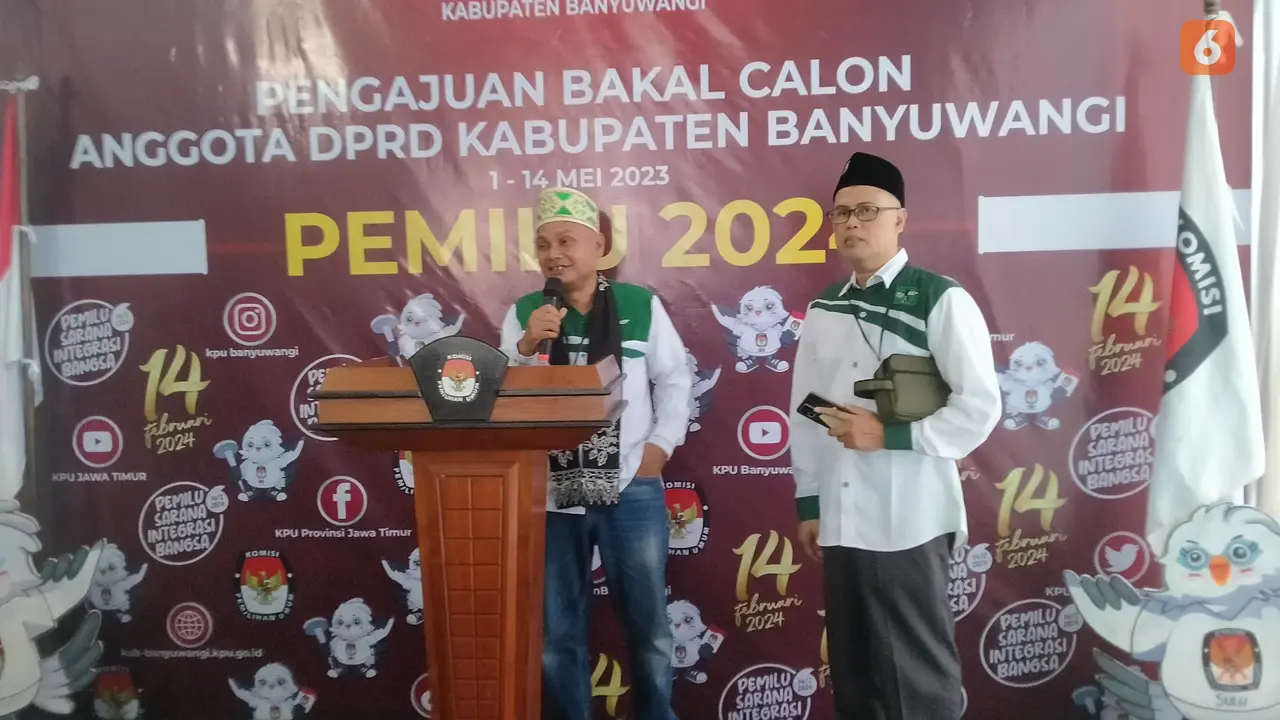 Ketua DPC PKB Banyuwangi KH. Abdul Malik Syafaat memberikan keterangan pers setelah berkas bacalegnya di tolak KPU (Hermawn Arifianto/Liputan6.com)