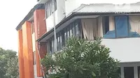 Petugas berjalan dekat puing-puing di lokasi ledakan yang terjadi di kawasan Ruko Grand Wijaya, Kebayoran Baru, Jakarta Selatan, Kamis (12/7). Peristiwa itu mengakibatkan satu ruko rusak berat dan sebuah mobil rusak. (Liputan6.com/Ady Anugrahadi)