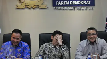 Ketua Fraksi Partai Demokrat Edhie Baskoro Yudhoyono (tengah) memberikan keterangan di Ruang Fraksi, Senayan, Jakarta, Rabu (20/1/2016). Ibas mengaku keberatan atas wacana merevisi UU tentang Pemberantasan Terorisme dan BIN. (Liputan6.com/Johan Tallo)