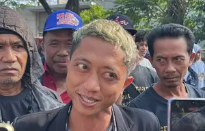 Husein Janji Keliling Alun-Alun Pati Pakai Pampers Jika Sudewo Bebas