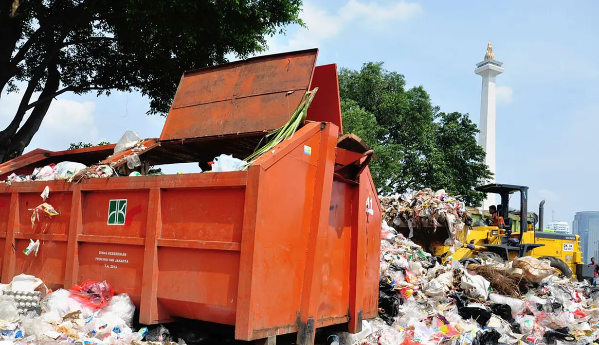Meski telah disediakan bak penampung, namun tumpukan sampah masih terlihat berceceran di sekitar kawasan Monumen Nasional, Jakarta, (31/7/2014). (Liputan6.com/Faizal Fanani)