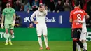 Los Blancos takluk 1-2 pada pertandingan yang digelar di Stadion El Sadar, Pamplona pada Sabtu 21 Februari 2026 waktu setempat atau Minggu (22/2/2026) dini hari WIB. Tampak dalam foto, reaksi bek Real Madrid asal Spanyol, Raul Asencio (tengah) bereaksi terhadap gol kedua Osasuna yang dicetak oleh Raul Garcia selama pertandingan pekan ke-25 La Liga 2025/2026 di Stadion El Sadar, Pamplona pada Sabtu 21 Februari 2026 waktu setempat atau Minggu (22/2/2026) dini hari WIB. (ANDER GILLENEA/AFP)