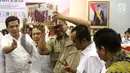 Wakil Ketua Umum Partai Gerindra Sufmi Dasco Ahmad bersama pengurus DPP Gerindra menunjukkan berkas pengajuan bakal caleg di kantor KPU, Jakarta, Selasa (17/7). (Liputan6.com/Johan Tallo)