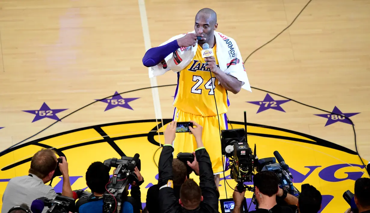Ekspresi emosional Kobe Bryant setelah pertandingan terakhirnya bersama Los Angeles Lakers melawan Utah Jazz di Los Angeles, California, AS, (13/4/2016). Kobe Bryant pensiun dari basket setelah NBA musim ini berakhir. (AFP/Frederic J. Brown)