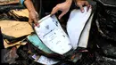 Petugas menemukan sejumlah berkas yang masih bisa diselamatkan pasca-kebakaran di kantor Komnas Perlindungan Anak pada 28 Juni lalu, di kawasan Pasar Rebo, Jakarta, Senin (29/6/2015). (Liputan6.com/Yoppy Renato)