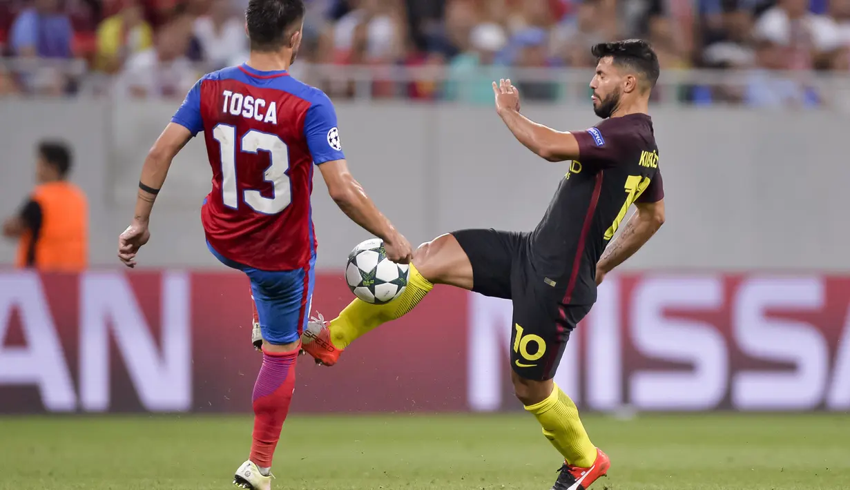 Pemain Manchester City,  Sergio Aguero, berebut bola dengan pemain Steaua Bucharest,Alin Tosca pada kualifikasi liga Champions di Stadion National Arena, Bucharest, Romania, Rabu, (17/8/2016) dini hari WIB. (AP/Andreea Alexandru)