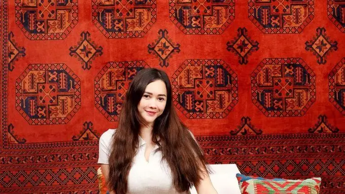 6 Potret Gaya Liburan Aura Kasih di Dubai, Nikmati Waktu Sendiri