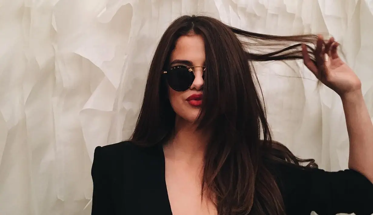 Selena pun menjawab "aku tahu, aku tahu. Itu adalah hadiah, aku pikir itu adalah hal yang sangat konyol dan tak sabar untuk memberikannya pada orang lain,". (instagram/selenagomez)