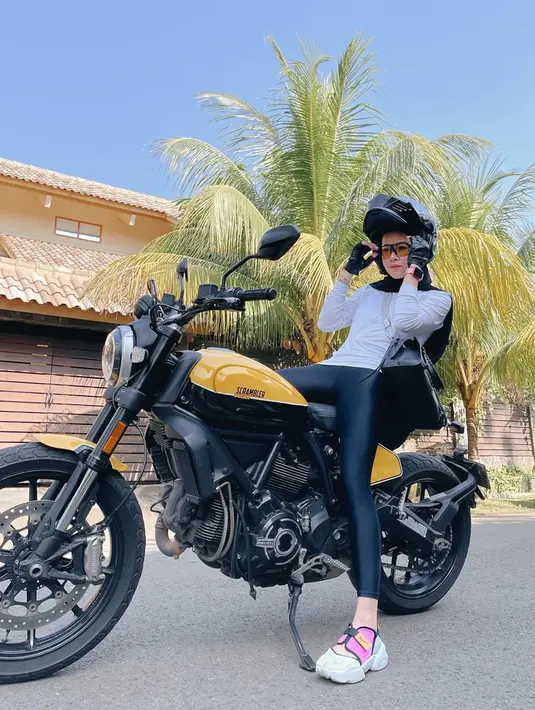 Olla Ramlan pun tampak sangat senang dan menikmati saat menunggangi moge tersebut. Meski sudah memiliki tiga anak gayanya ketika naik motor gede berhasil curi perhatian, bak masih gadis. (Liputan6.com/IG/@ollaramlan)