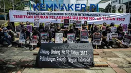 Pengunjukrasa yang tergabung dalam Serikat Buruh Migran Indonesia menggelar aksi di depan Kementerian Ketenagakerjaan, Jakarta, Rabu (18/12/2019). Aksi  memperingati Hari Buruh Migran Internasional itu mendesak Negara bertanggung jawab atas perlindungan hak buruh migran. (Liputan6.com/Faizal Fanani)
