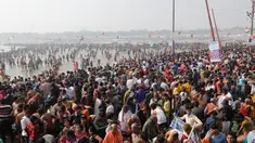 Ratusan ribu umat Hindu berdoa pada hari Basant Panchami dalam festival tahunan Magh Mela di Allahabad, India, Senin (22/1). Basant Panchami dirayakan dengan menyembah Dewi Ilmu dan Hikmat Hindu, Saraswati. (AP Photo/Rajesh Kumar Singh)