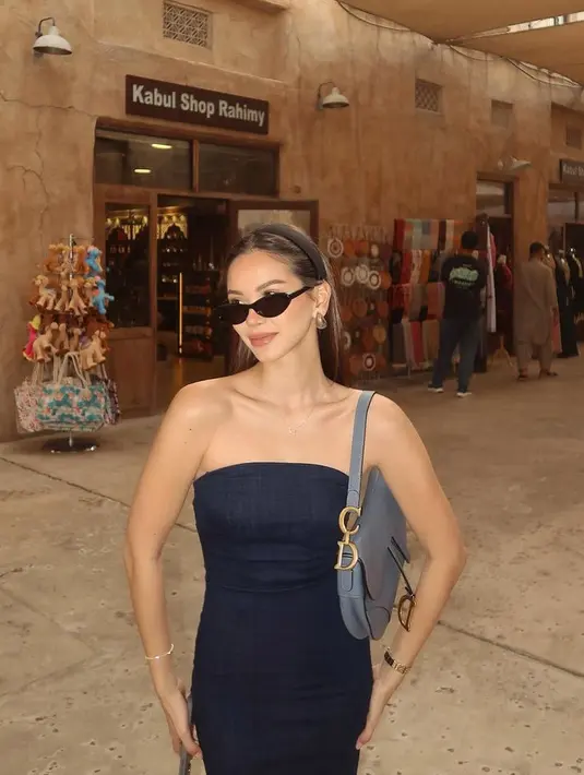 Saat berada di pasar Dubai, Alyssa mengenakan tube dress dipadukan shoulder bag Dior sambil mengenakan kacamata hitamnya. [@alyssadaguise]