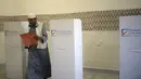 Seperti di Indonesia. Untuk menjaga kerahasiaan pilihan, bilik suara hanya boleh digunakan secara bergantian. Usai menentukan pilihan di balik bilik suara, warga Libya langsung menuju kotak suara, (25/6/2014). (REUTERS/Esam Omran Al-Fetori)