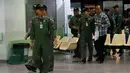  Petugas berada di Rumah Sakit Phramongkutklao, Bangkok, (22/5). Menurut Komandan Tim Penjinak Bom, Kamthorn Aucharoen petugas menemukan serpihan bahan peledak yang biasa digunakan untuk membuat bom. (AP Photo/Sakchai Lalit)