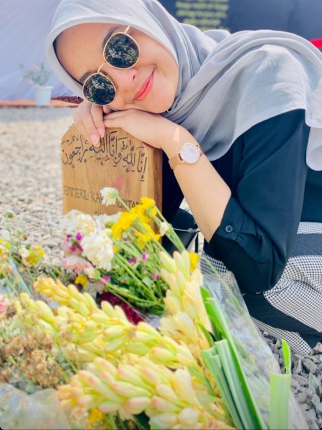 6 Momen Nabila Ishma Ziarah ke Makam Mendiang Eril, Sudah Bisa Tersenyum