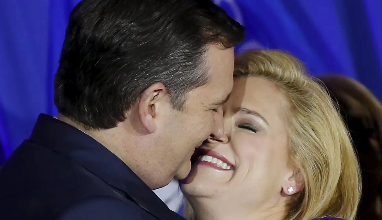 Calon presiden AS, Ted Cruz saat mencium istrinya Heidi saat melakukan kampanye  di Milwaukee , Wisconsin , Amerika Serikat , 5 April 2016. Cruz adalah anggota dari Partai Republik. (REUTERS / Jim Young)