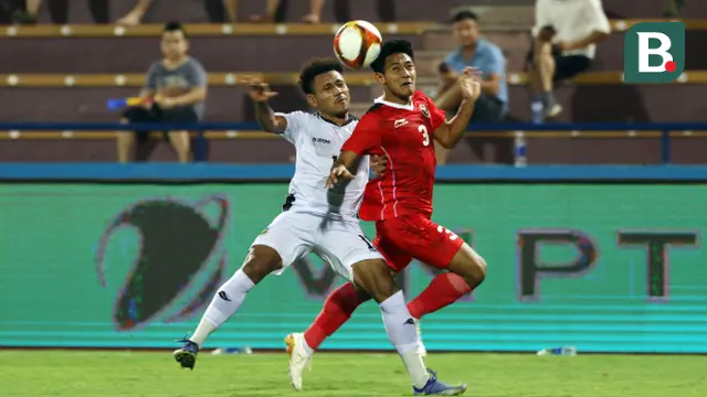 Pemain timnas Indonesia, Firza Andika (kanan) berebut bola dengan pemain Timor Leste dalam pertandingan lanjutan babak penyisihan grup A Sea Games 2021 Vietnam di Viet Tri Stadium, Phu Tho, Vietnam, Selasa (10/5/2022). (Bola.com/Ikhwan Yanuar)