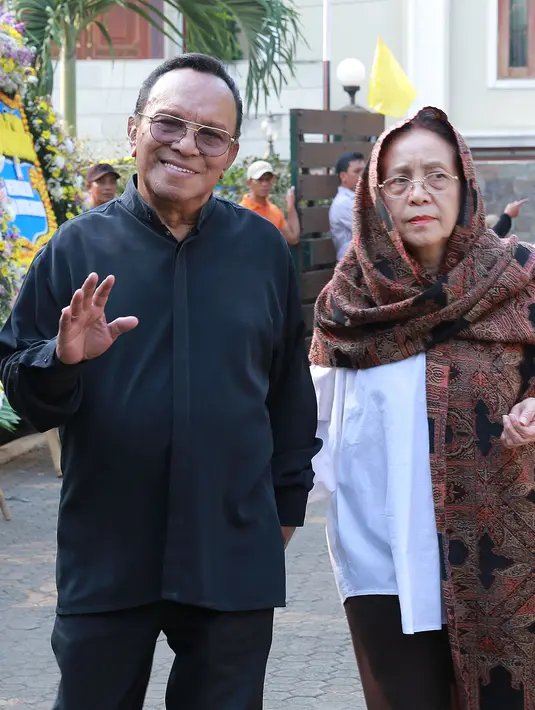 Penyanyi senior Bob Tutupoly mendatangi rumah duka bersama sang istri, Rosmayasuti Nasution. (Galih W. Satria/Bintang.com)