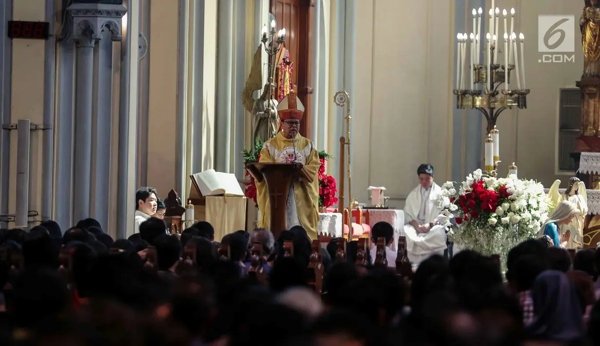 Uskup Agung Jakarta Ignatius Suharyo memberikan khotbah saat Misa Pontifikal Natal di Gereja Katedral, Jakarta, Senin (25/12). (Liputan6.com/Faizal Fanani)