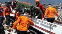 Relawan PMI tengah mencari korban gempa Palu dan Donggala. (dok PMI)