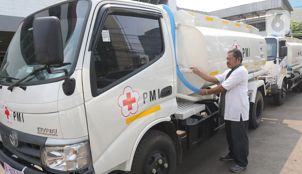 Petugas memeriksa truk tangki bantuan dari IFRC di Markas PMI Pusat, Jakarta, Jumat (17/1/2020). IFRC melalui Kepala IFRC Perwakilan Indonesia-Timor Leste dan Perwakilan ASEAN Jan Gelfand menyerahkan bantuan berupa 10 unit truk tangki air dan satu truk barang. (Liputan6.com/Herman Zakharia)