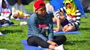 Seorang pria ambil bagian dalam kompetisi bengong atau Space Out Competition di sebuah taman di Seoul, Korea Selatan, (22/5). Kompetisi diadakan secara berkala dan tahun ini dimenangkan oleh penyanyi rap lokal bernama Shin Hyo-Seob. (Jung YEON - JE/AFP)