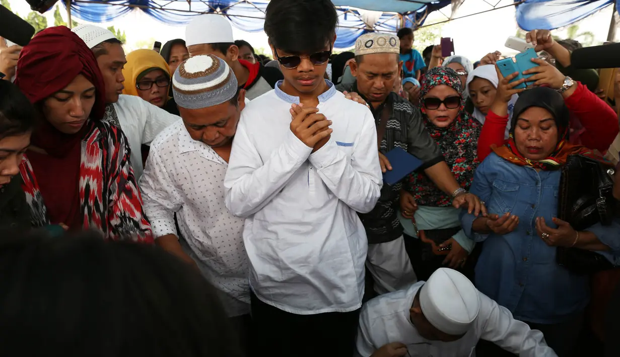 Di depan makam Olga Syahputra, semua anggota keluarga hadir untuk mendoakan (Foto: Muhammad Akrom Sukarya)