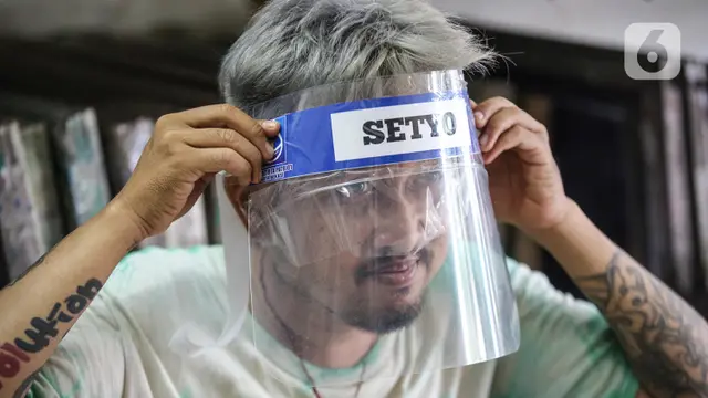 FOTO: Melihat Produksi Face Shield Jelang New Normal