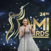 Gaya 7 Seleb Hadiri AMI Awards, Lesty Kejora Curi Perhatian (Sumber: Instagram/anneth.dlc)